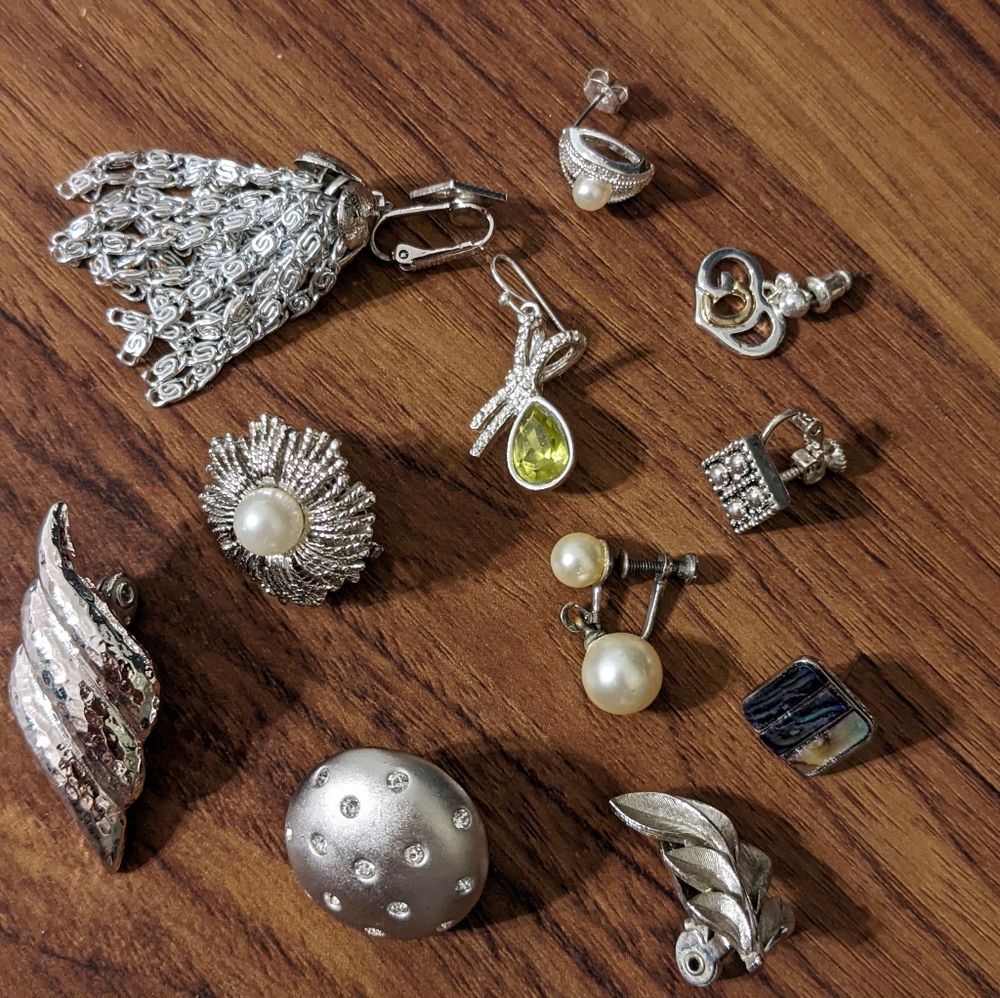 Lot of 11 signed single vintage earrings, silvertone